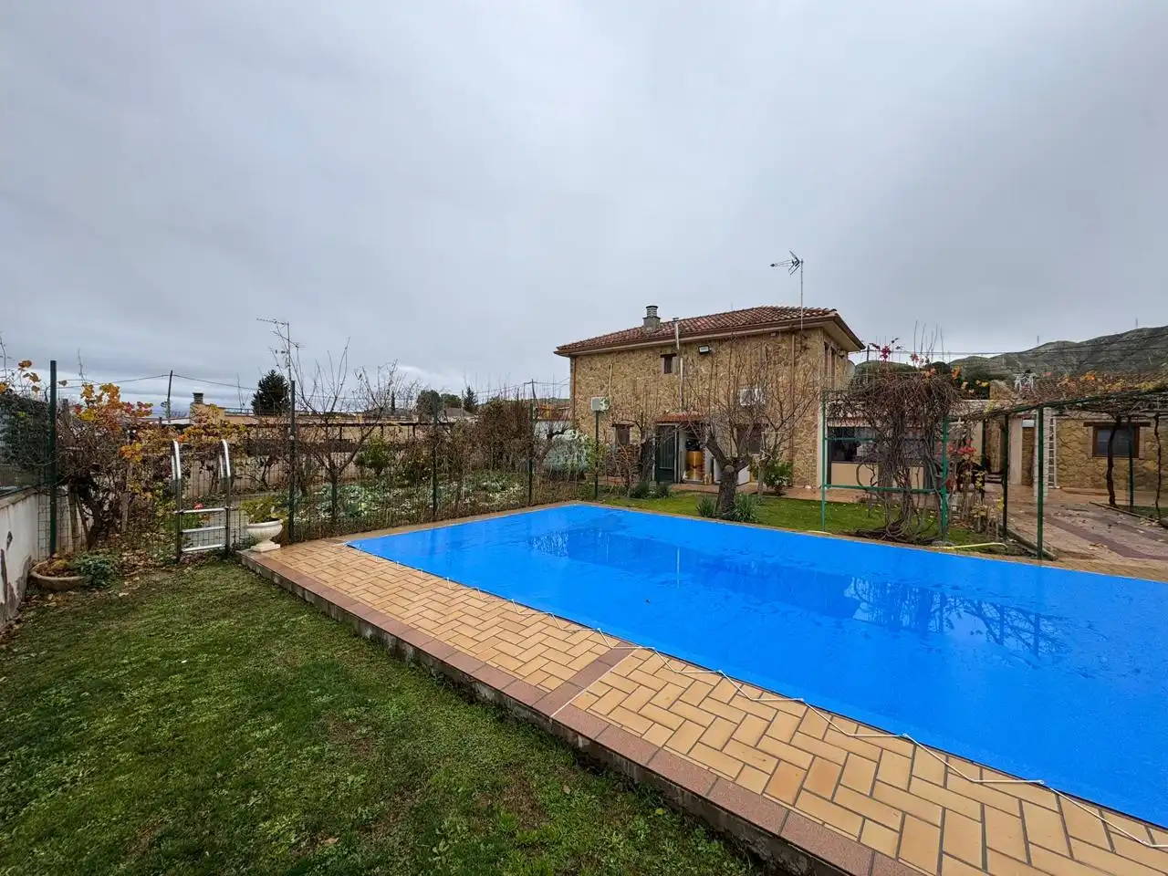 Piscina de Casa o xalet en venda en Cadrete amb Aire condicionat, Calefacció i Jardí privat