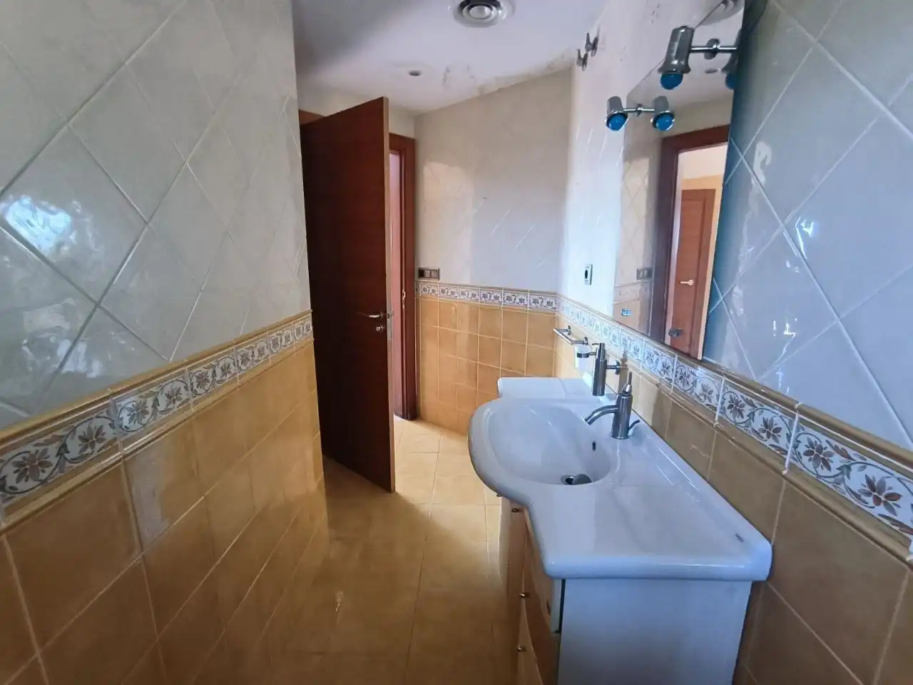 Baño de Casa o chalet en venta en Vilanova i la Geltrú con Aire acondicionado, Calefacción y Jardín privado