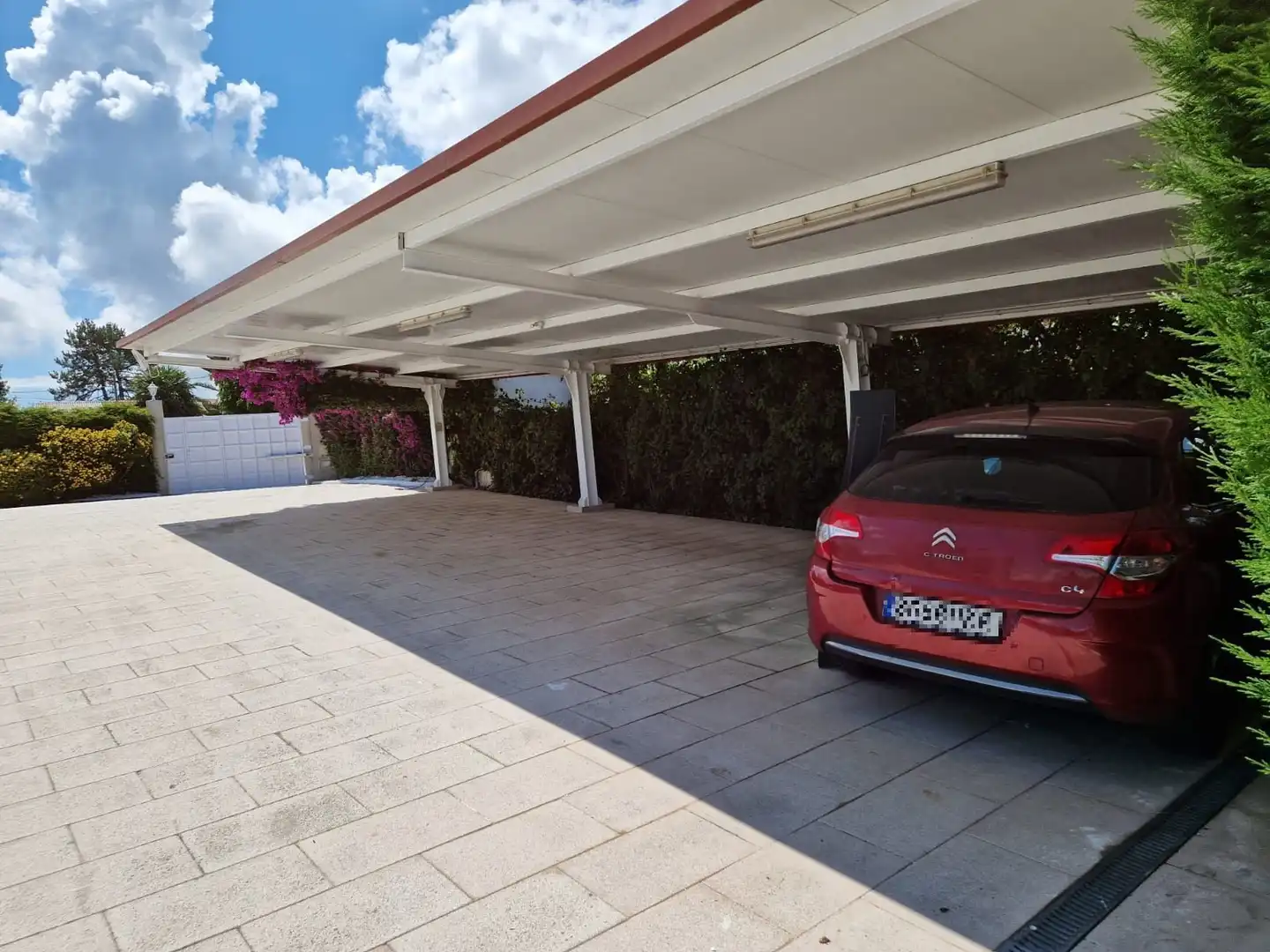 Aparcament de Casa o xalet en venda en Oleiros amb Calefacció, Jardí privat i Terrassa
