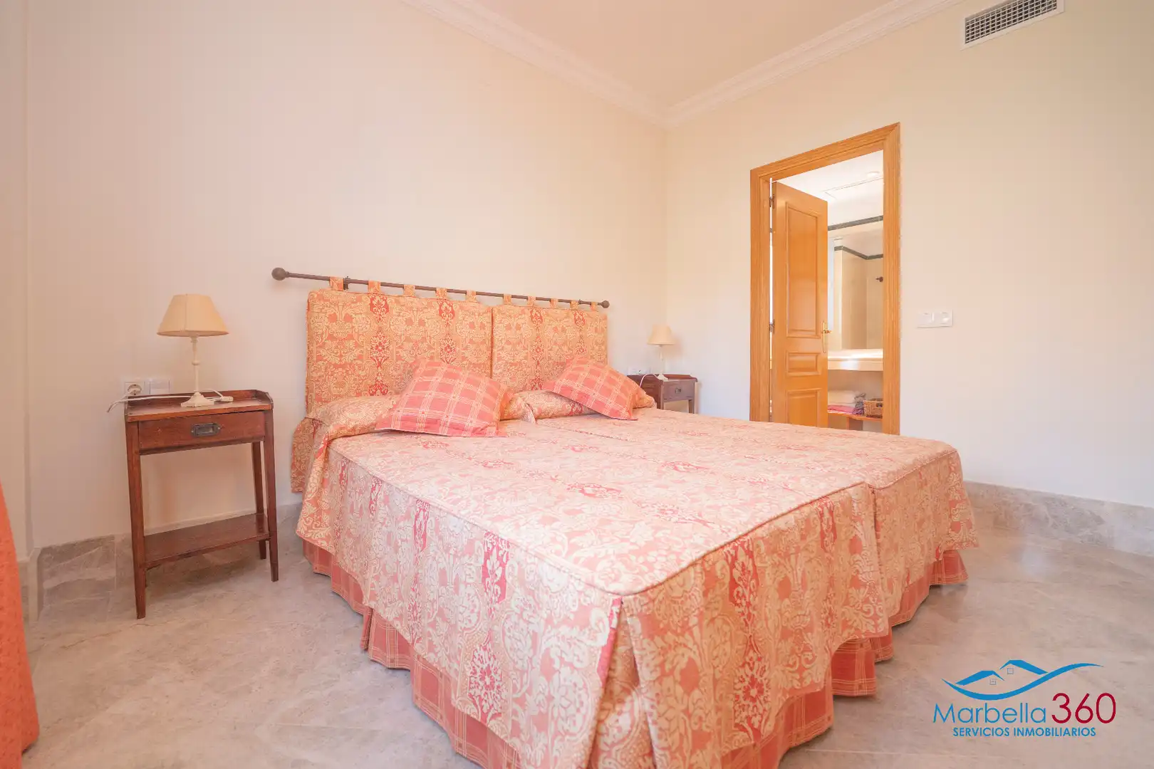 Habitación de Casa adosada en venta en Marbella con Aire acondicionado, Calefacción y Jardín privado