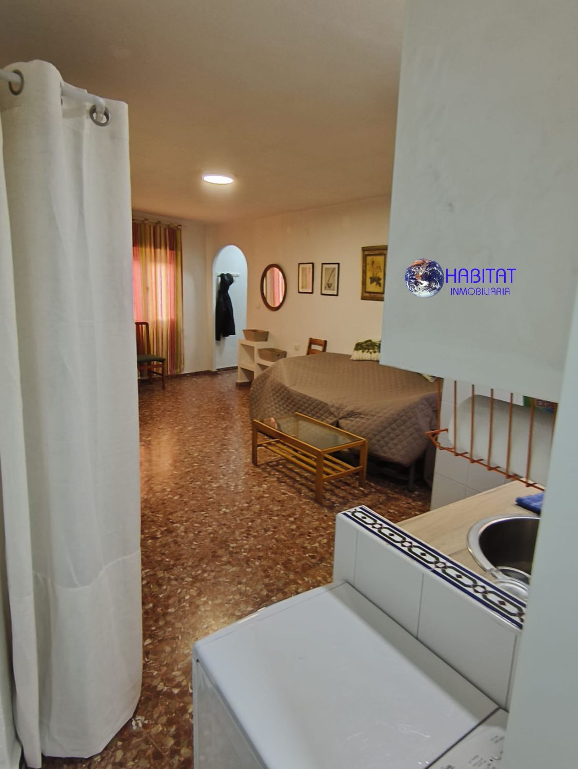 Sala de estar de Estudio de alquiler en  Granada Capital con Aire acondicionado, Calefacción y Amueblado