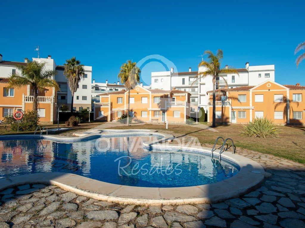 Außenansicht von Wohnungen zum Verkauf in Oliva mit Privatgarten, Terrasse und Schwimmbad