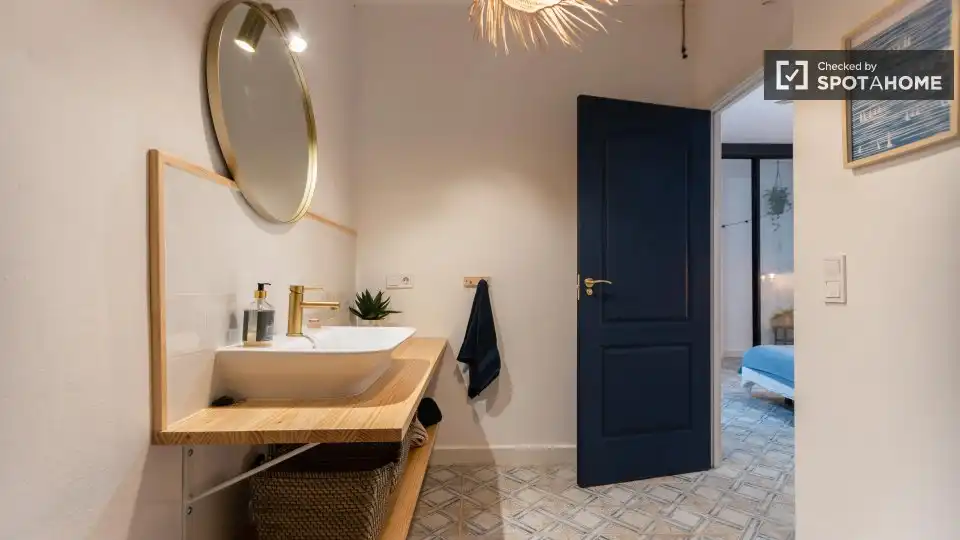 Bathroom of Flat for rent in Valencia  with Air Conditioner, Heating and Furnished