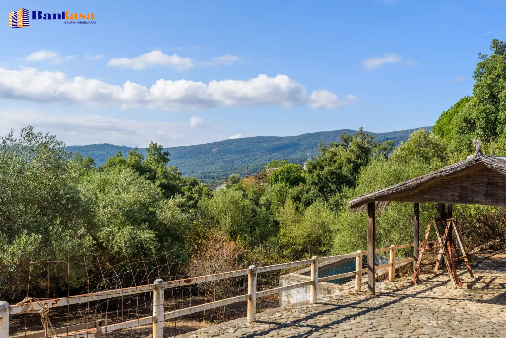Vista exterior de Casa o xalet en venda en Cortes de la Frontera amb Calefacció, Jardí privat i Moblat