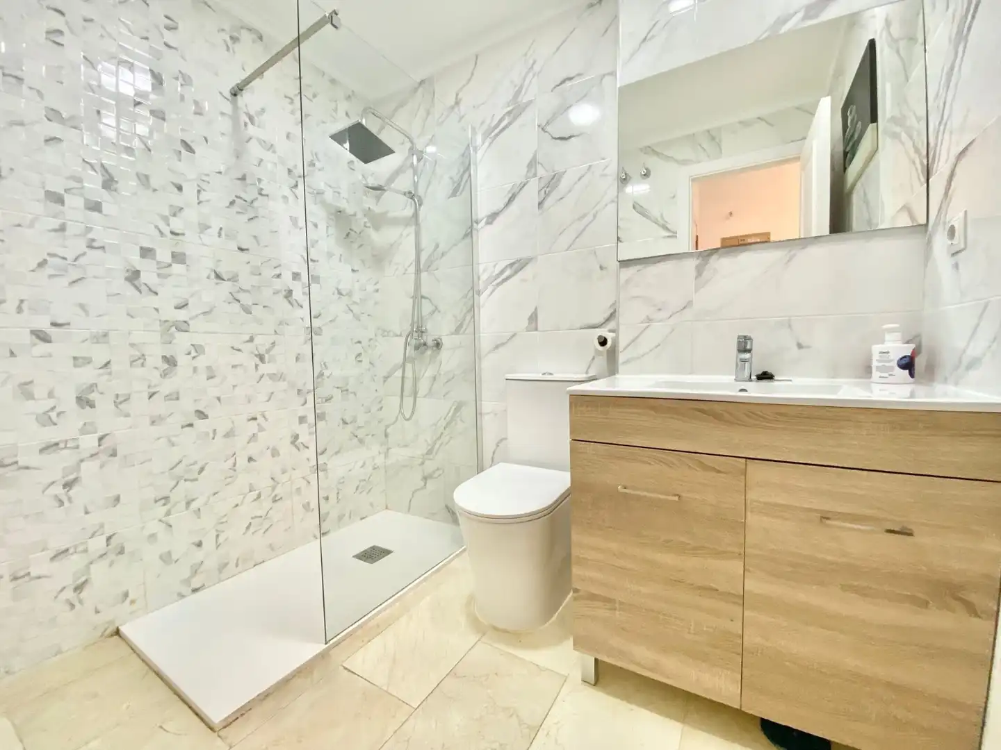 Baño de Estudio de alquiler en Torrevieja con Aire acondicionado, Calefacción y Amueblado