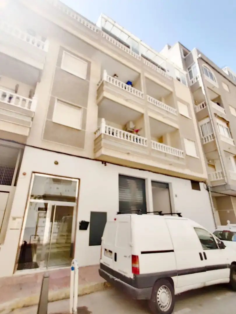 Vista exterior de Ático en venta en Torrevieja con Terraza y Piscina comunitaria