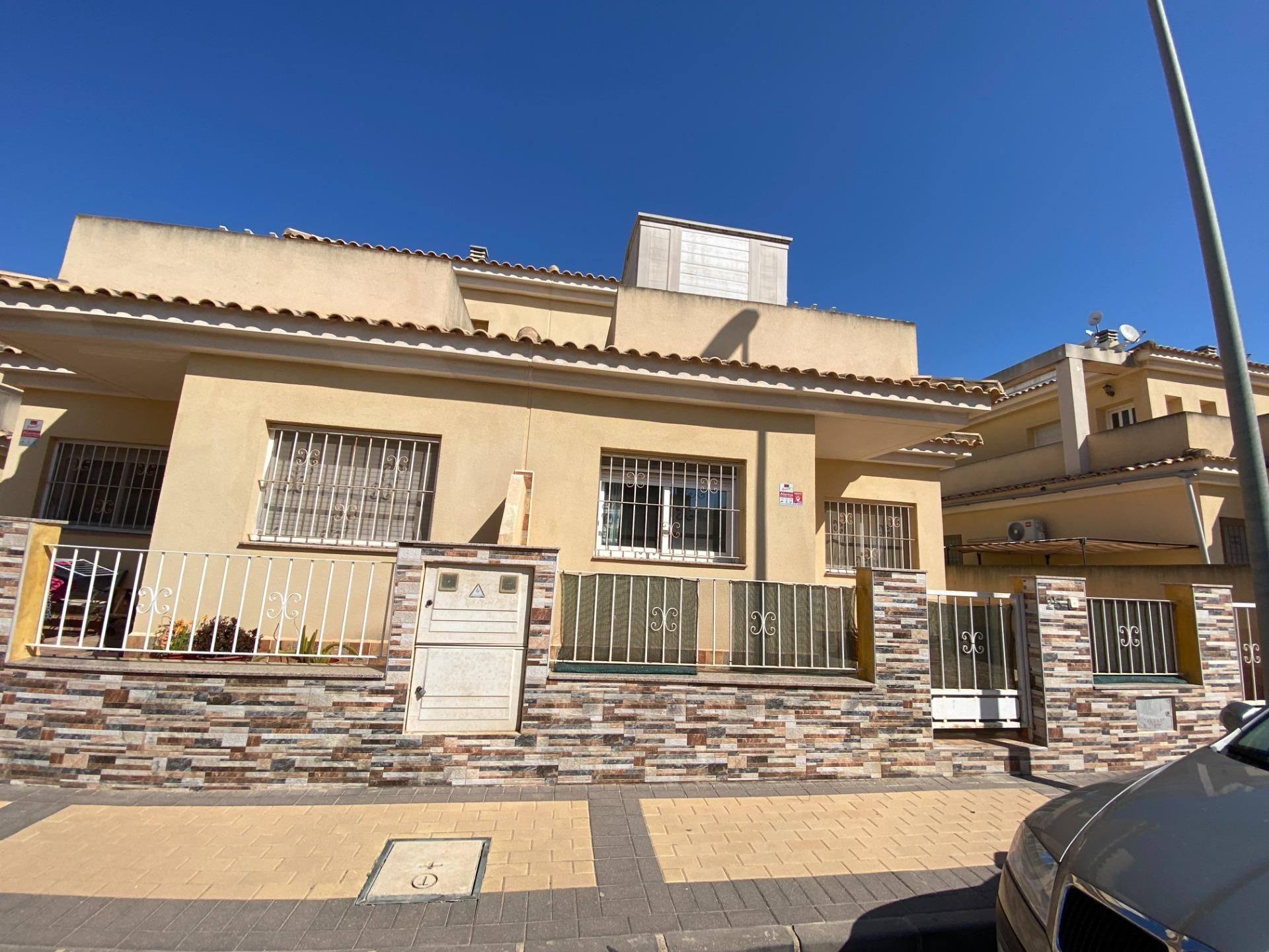 Vista exterior de Casa adosada en venda en Torre-Pacheco amb Jardí privat