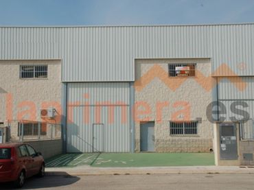 Industrial building to rent in Centro