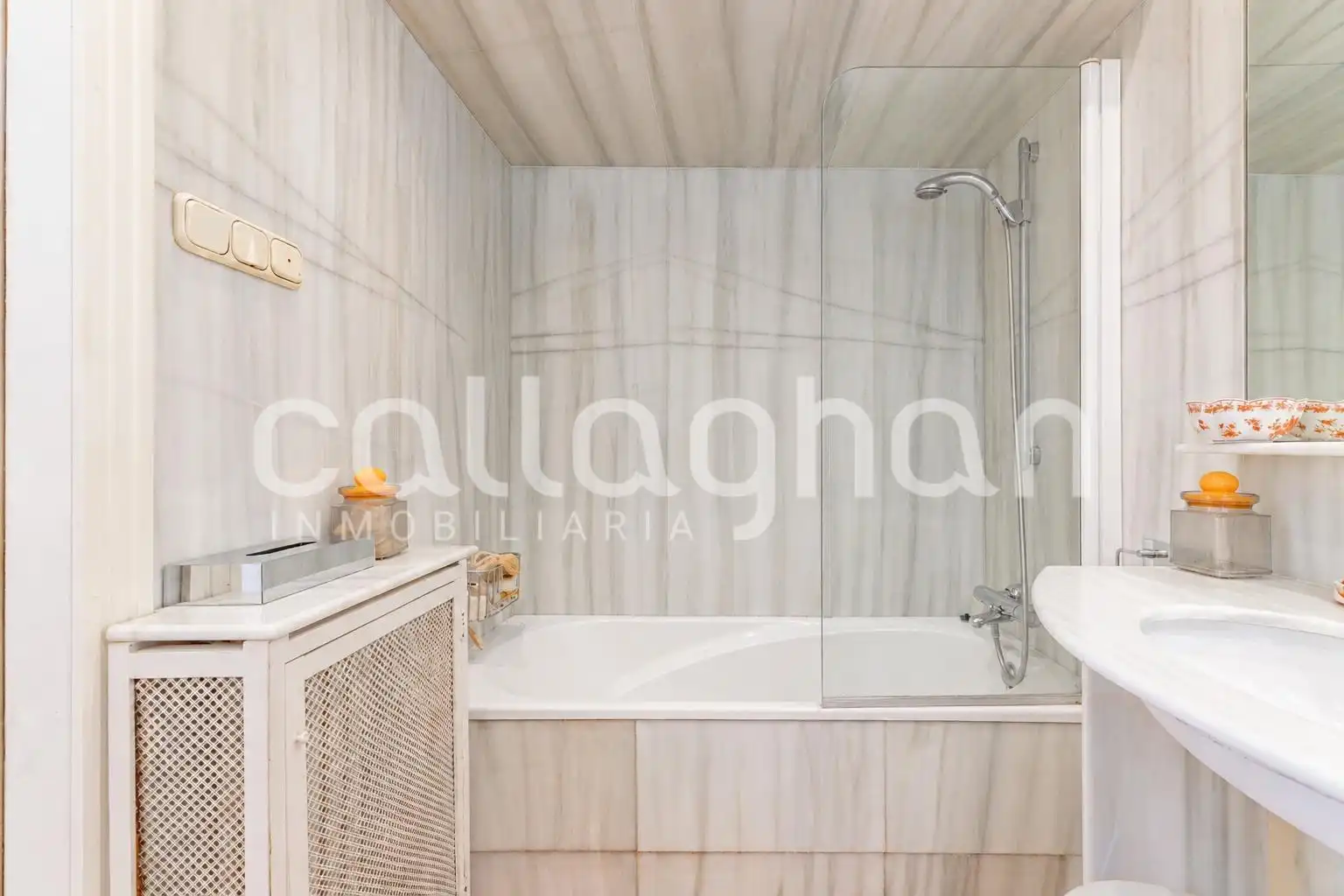 Bathroom of Flat for sale in Valencia  with Air Conditioner, Heating and Terrace