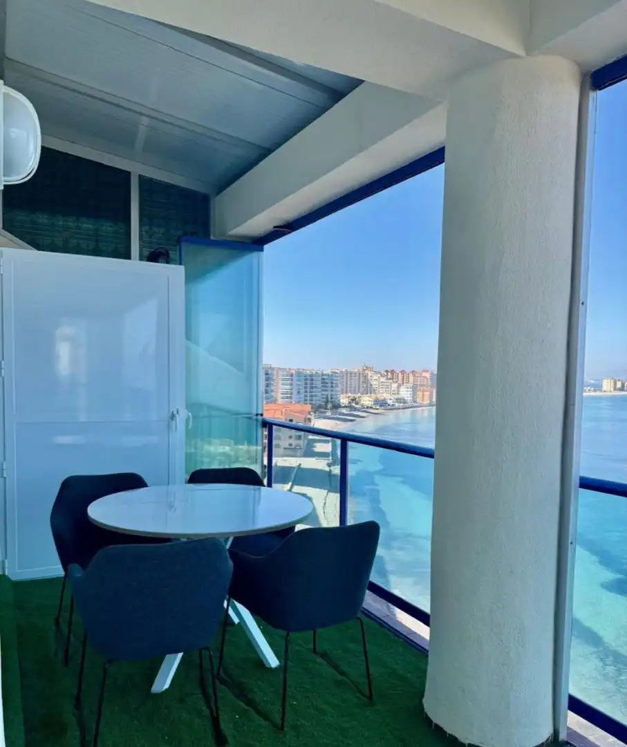 Terrasse von Dachboden zum Verkauf in La Manga del Mar Menor mit Klimaanlage, Abstellraum und Möbliert