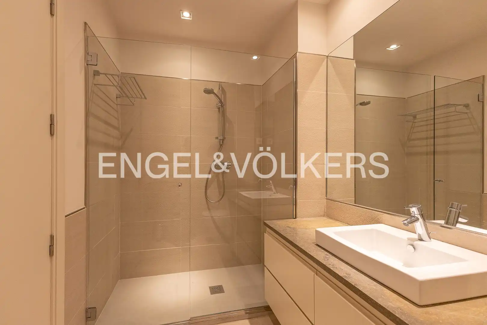 Bany de Apartament de lloguer en Madrid amb Aire condicionat, Calefacció i Jardí privat