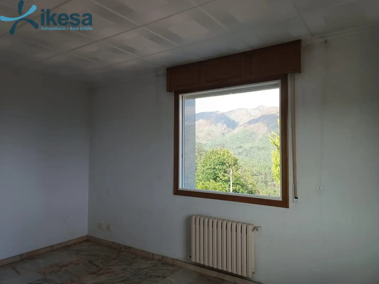 Dormitori de Casa o xalet en venda en Entrimo amb Jardí privat