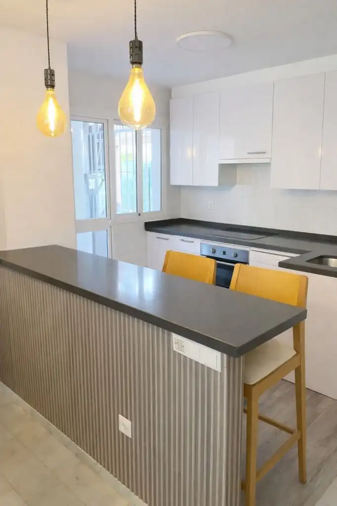 Cuina de Apartament de lloguer en Marbella amb Aire condicionat, Calefacció i Jardí privat