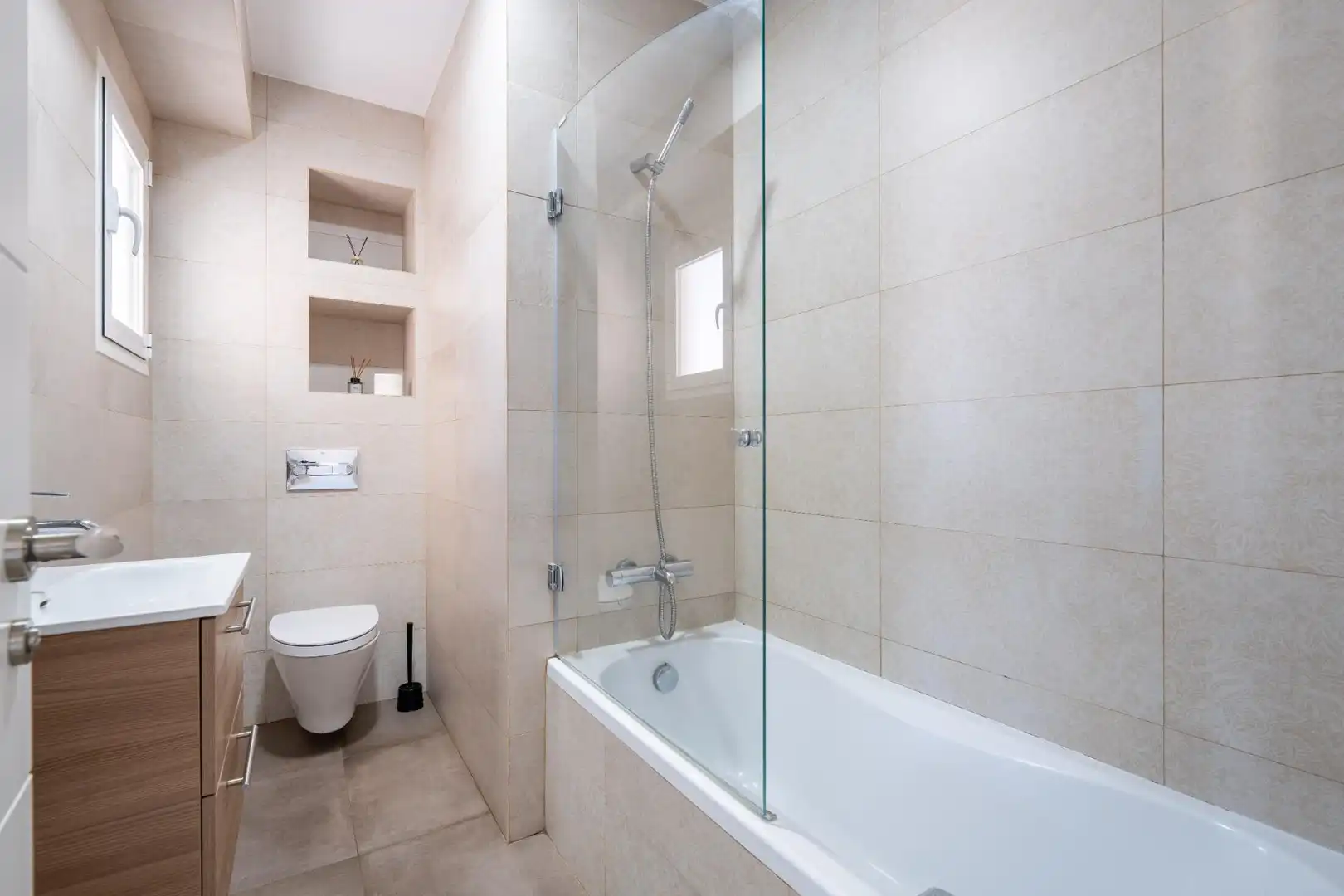 Baño de Piso de alquiler en Almería con Aire acondicionado, Terraza y Amueblado