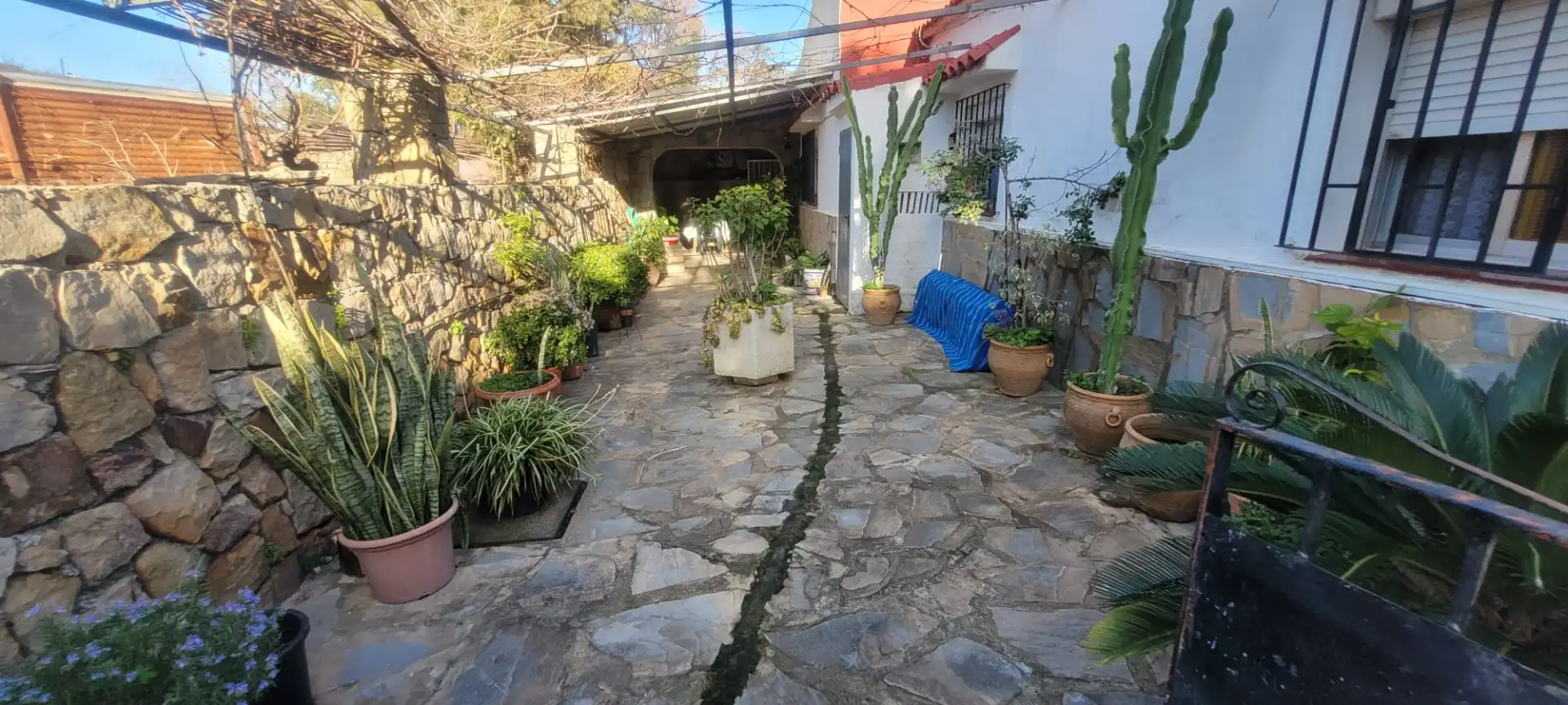 Vista exterior de Casa o xalet en venda en Algeciras amb Aire condicionat, Jardí privat i Terrassa