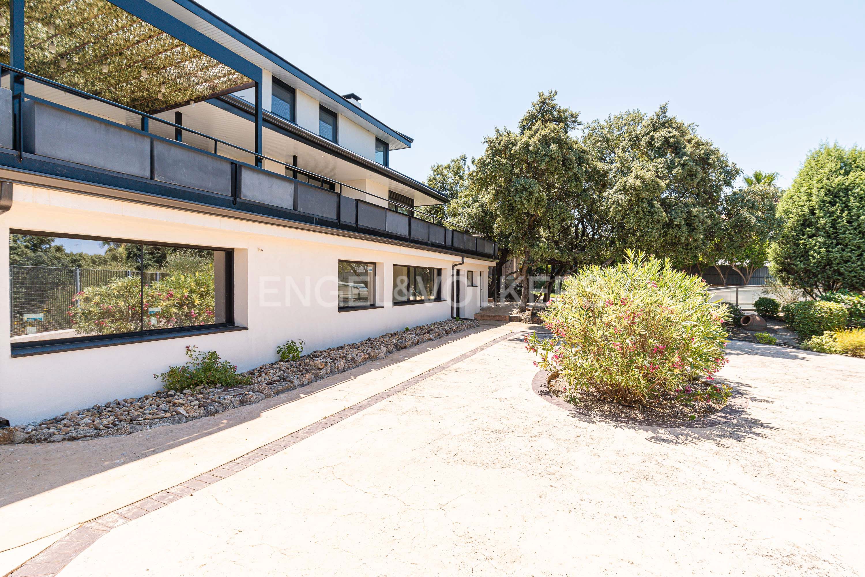 Vista exterior de Casa o xalet en venda en Torrelodones amb Aire condicionat, Calefacció i Jardí privat