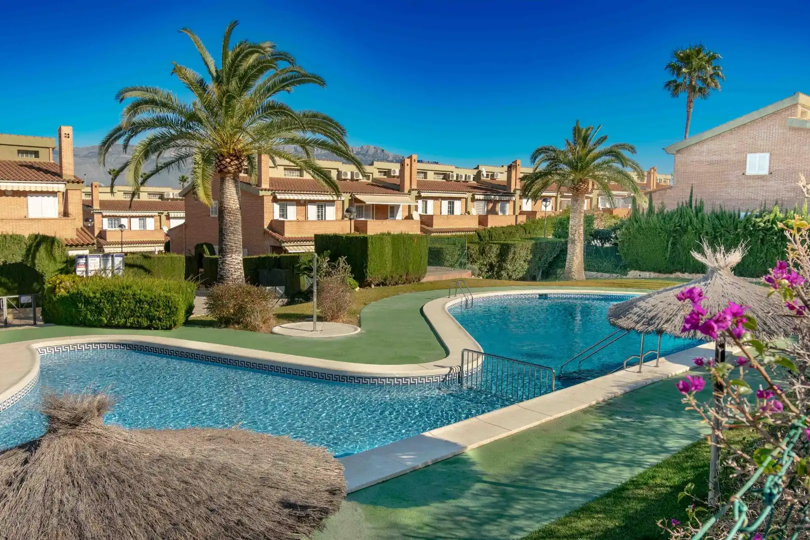 Vista exterior de Casa o xalet en venda en L'Alfàs del Pi amb Calefacció, Piscina i Moblat