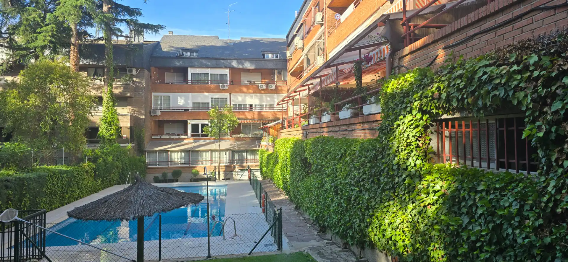 Vista exterior de Piso en venta en Las Rozas de Madrid con Aire acondicionado, Calefacción y Jardín privado