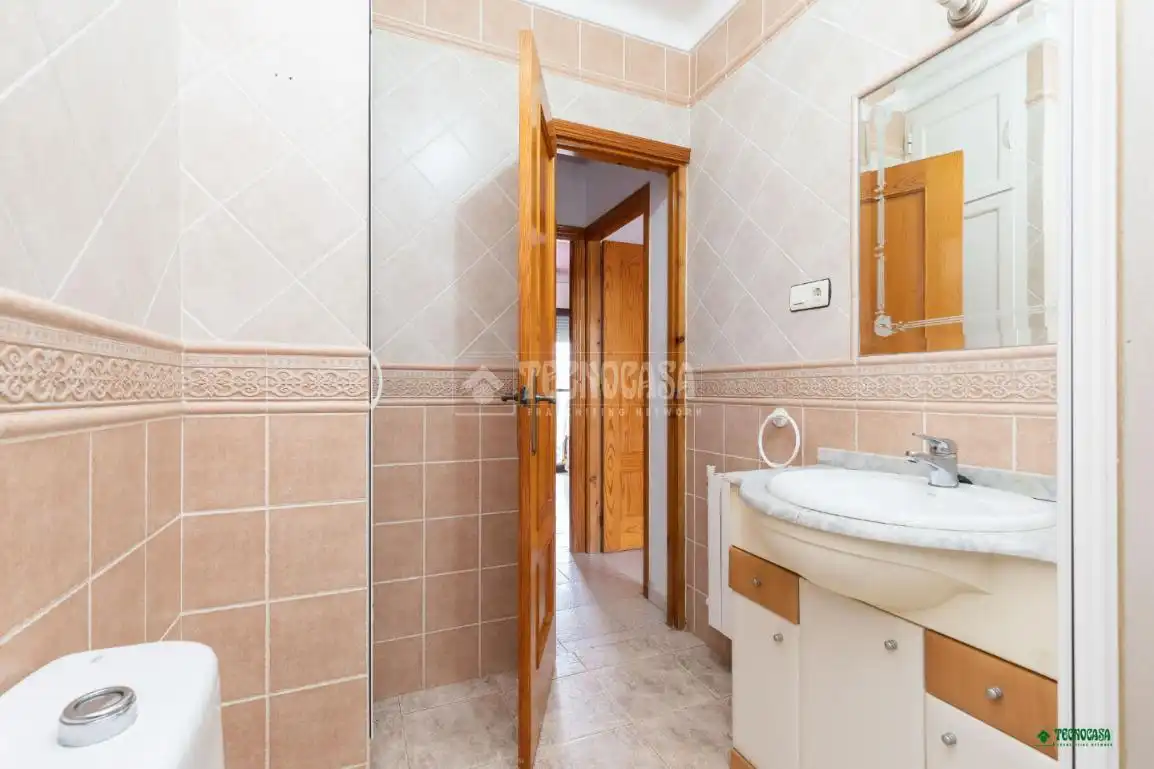 Badezimmer von Einfamilien-Reihenhaus zum Verkauf in Zurgena mit Klimaanlage und Balkon