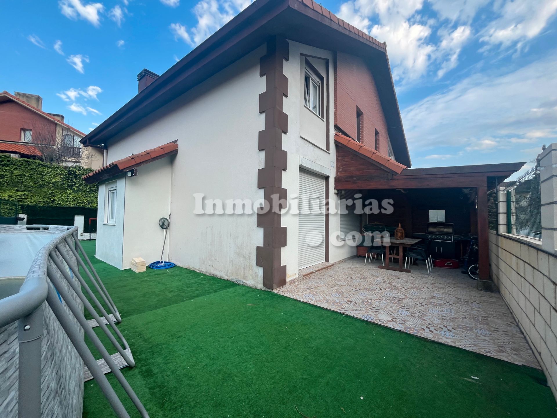 Vista exterior de Casa adosada en venda en Castro-Urdiales amb Calefacció, Jardí privat i Parquet