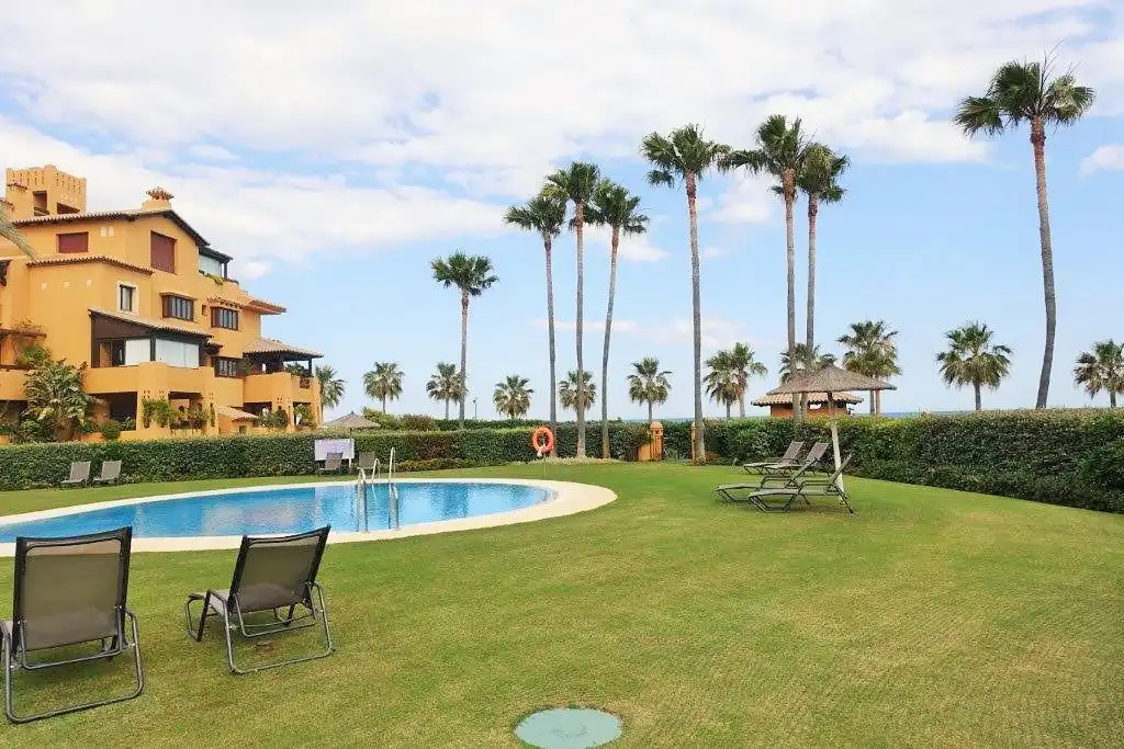 Jardí de Planta baixa de lloguer en Estepona amb Aire condicionat, Terrassa i Piscina