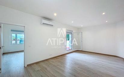 Living room of Flat for sale in  Barcelona Capital  with Air Conditioner, Parquet flooring and Terrace