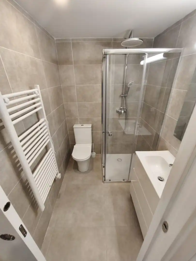 Baño de Piso para compartir en Lleida