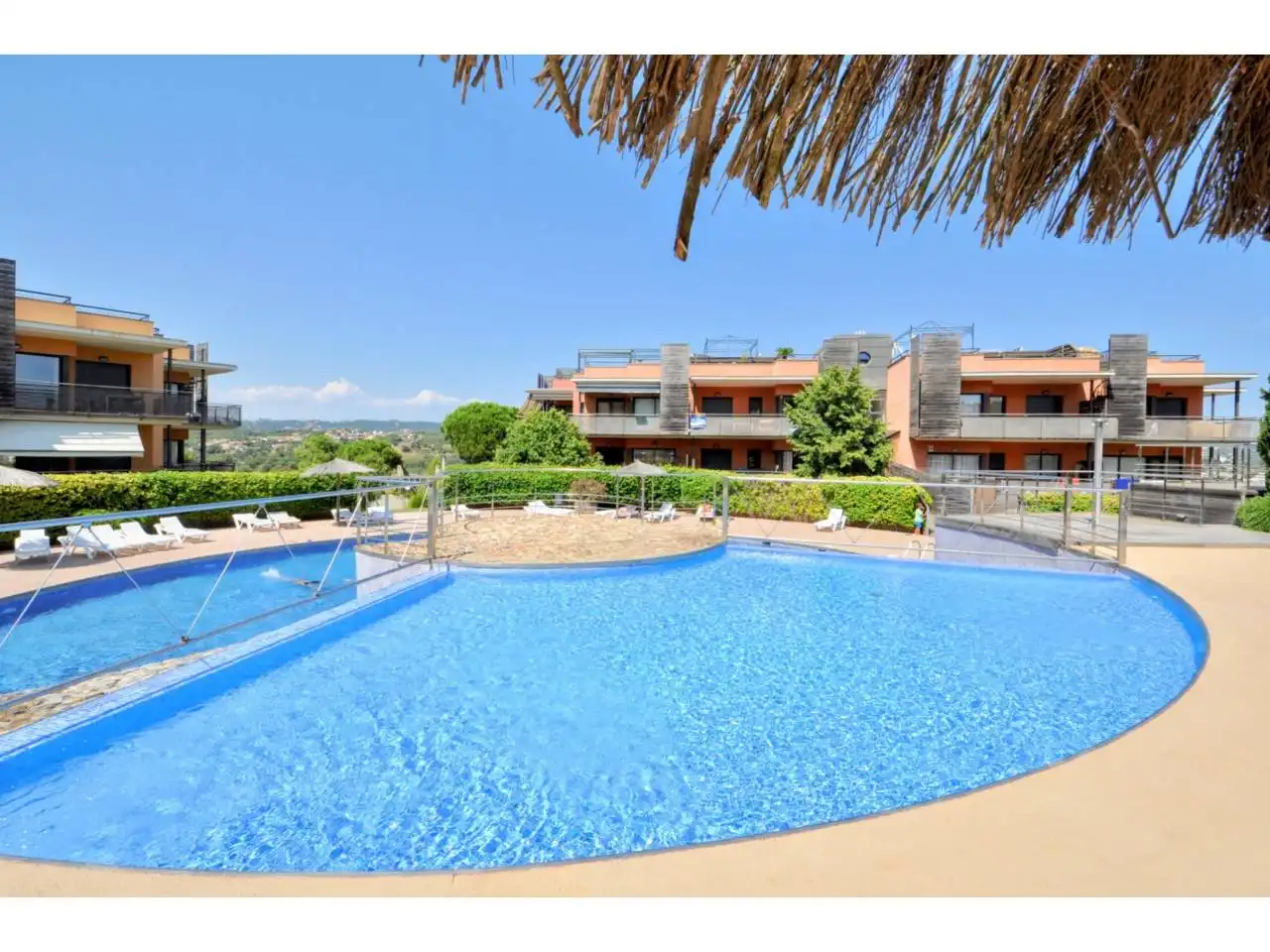 Außenansicht von Wohnung zum Verkauf in Lloret de Mar mit Klimaanlage, Heizung und Privatgarten