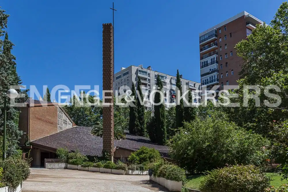 Vista exterior de Pis en venda en Madrid amb Aire condicionat, Calefacció i Jardí privat
