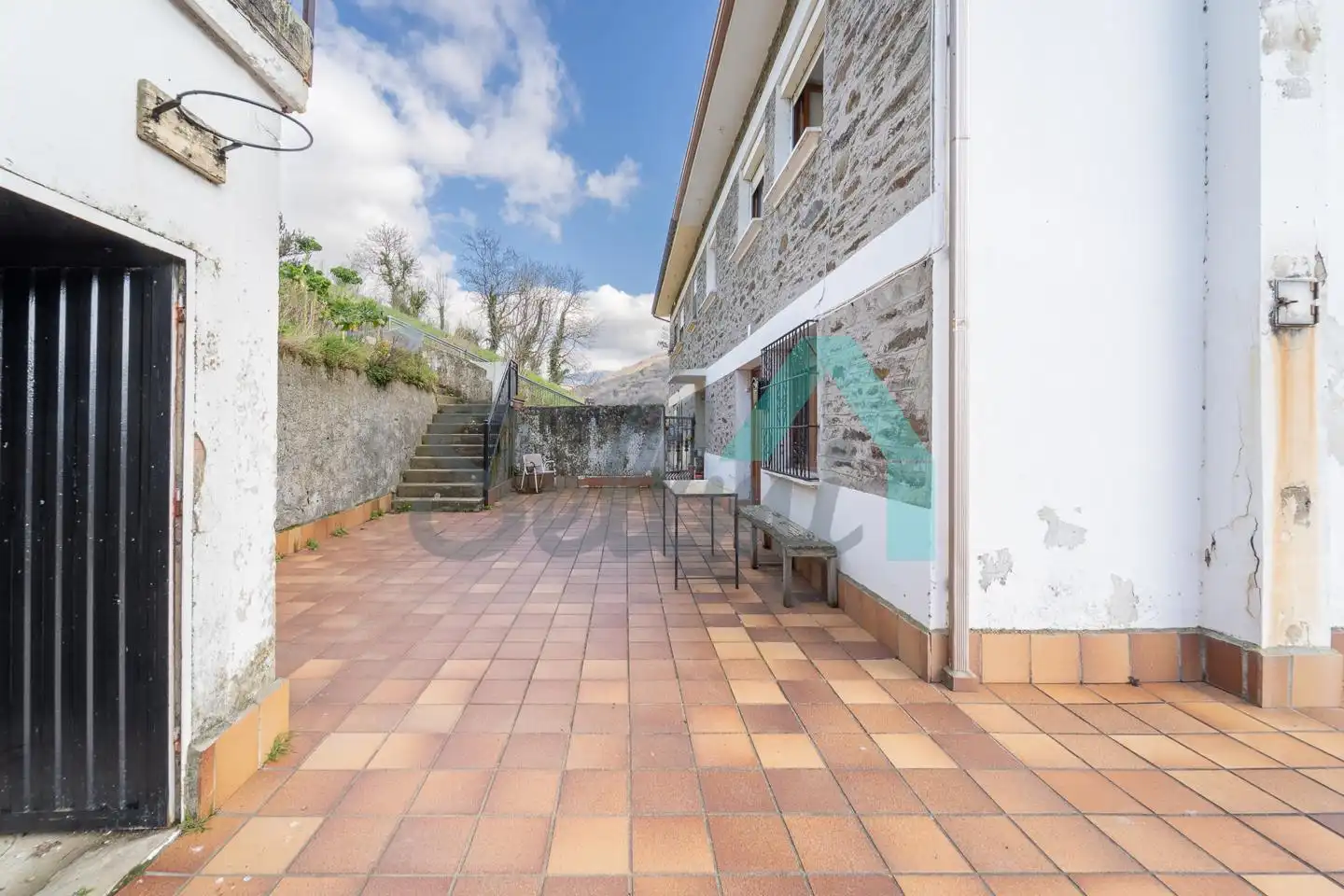 Vista exterior de Casa adosada en venda en Cangas del Narcea amb Calefacció, Jardí privat i Terrassa