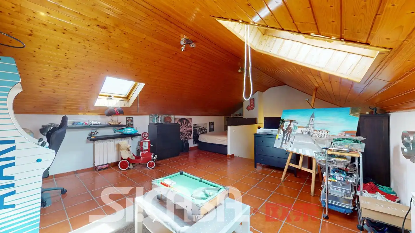 Wohnzimmer von Einfamilien-Reihenhaus zum Verkauf in Parla mit Klimaanlage, Heizung und Privatgarten