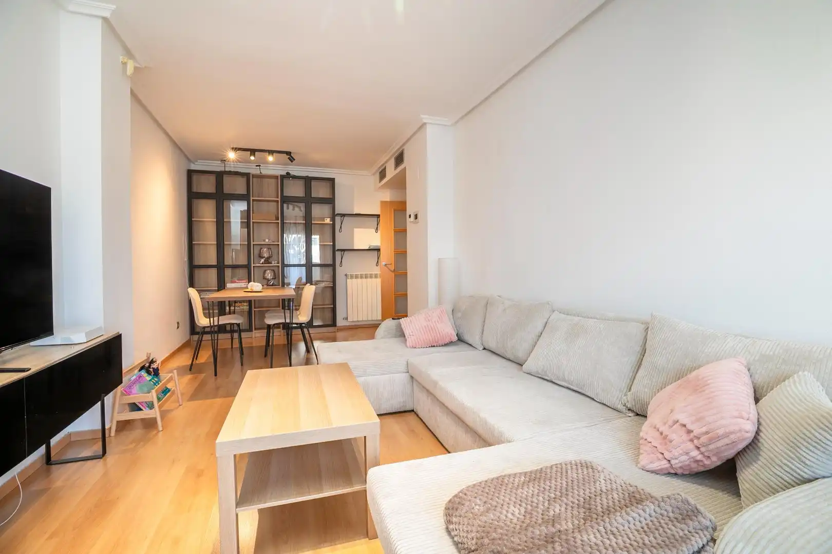 Wohnzimmer von Wohnung zum Verkauf in Huesca mit Klimaanlage, Heizung und Privatgarten