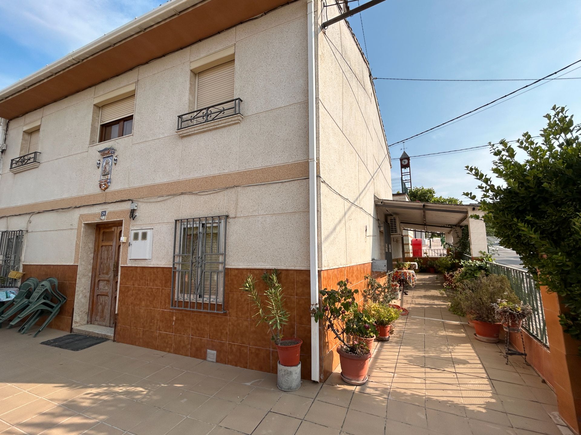 Exterior view of Single-family semi-detached for sale in Castillo de Locubín  with Air Conditioner, Heating and Private garden