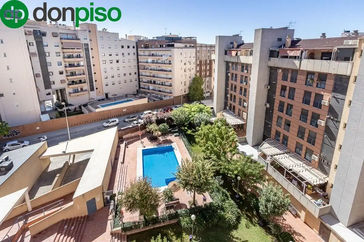 Vista exterior de Pis en venda en Granada amb Aire condicionat, Calefacció i Piscina comunitària