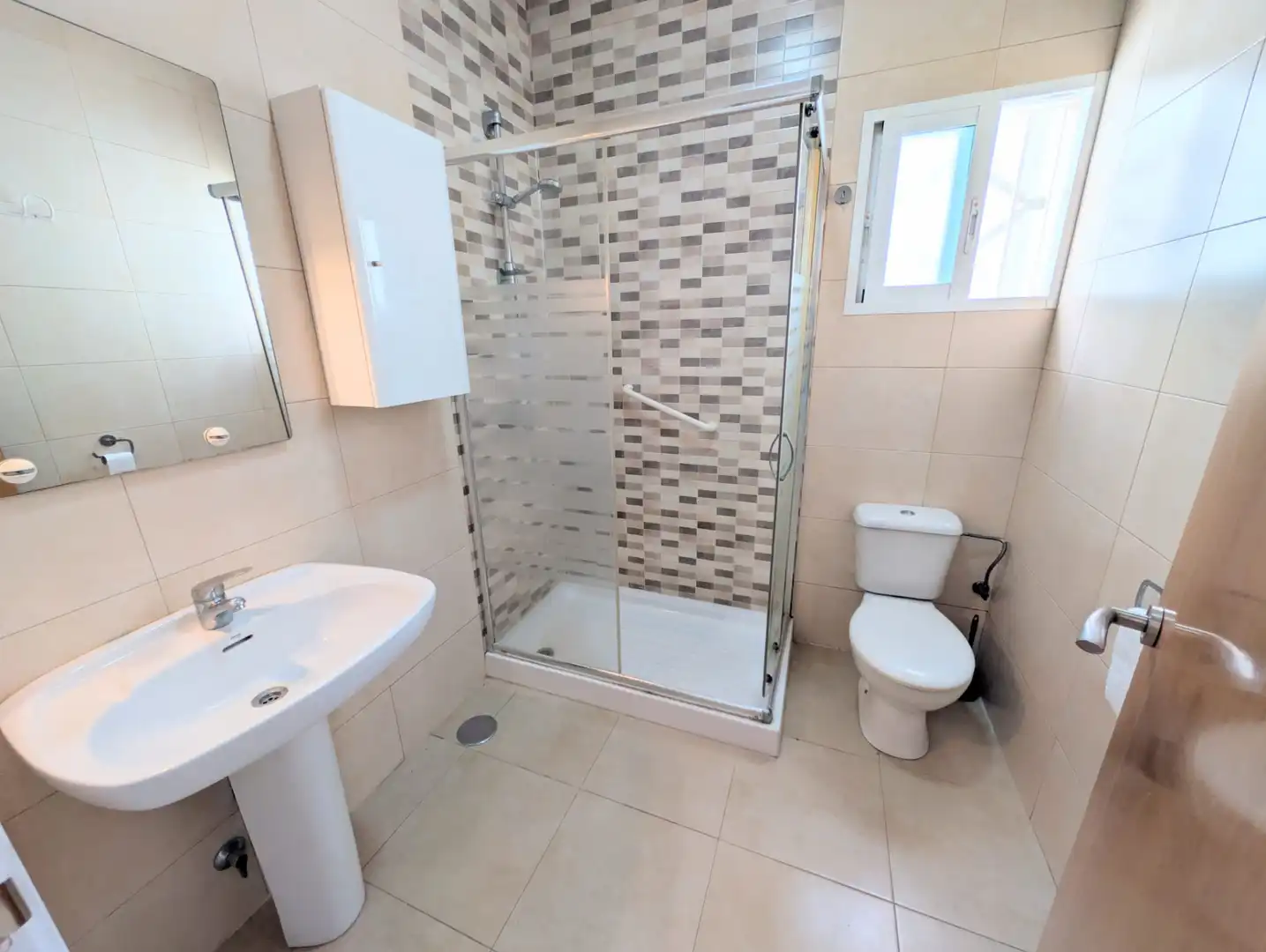 Badezimmer von Einfamilien-Reihenhaus zum Verkauf in Cartagena mit Klimaanlage