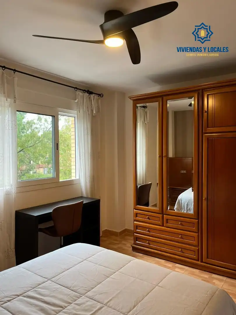 Habitación de Piso de alquiler en Granada con Aire acondicionado, Amueblado y Balcón