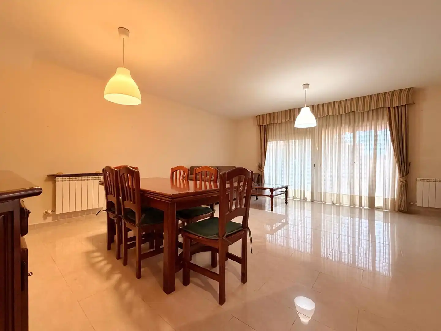 Comedor de Casa adosada de alquiler en Cubelles con Calefacción, Terraza y Amueblado