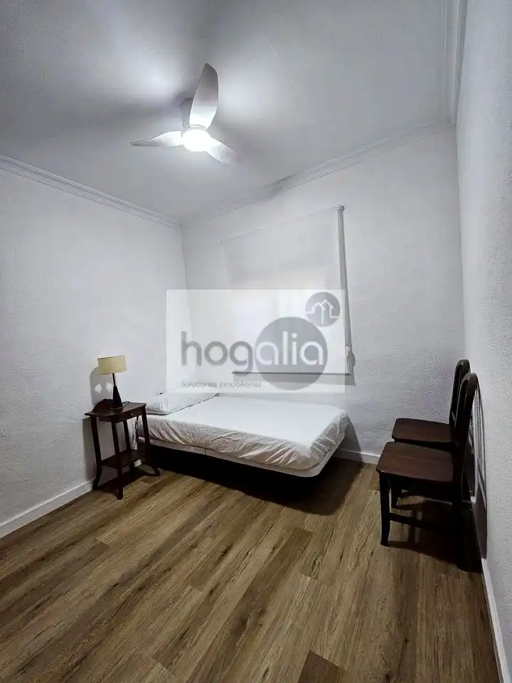 Schlafzimmer von Erdgeschoss zur Miete in Sevilla mit Klimaanlage und Möbliert