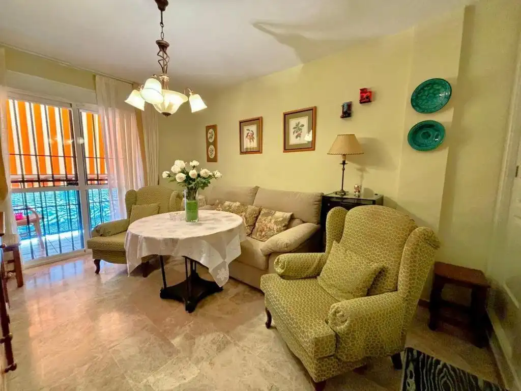 Sala de estar de Casa adosada de alquiler en Málaga con Aire acondicionado, Jardín privado y Amueblado
