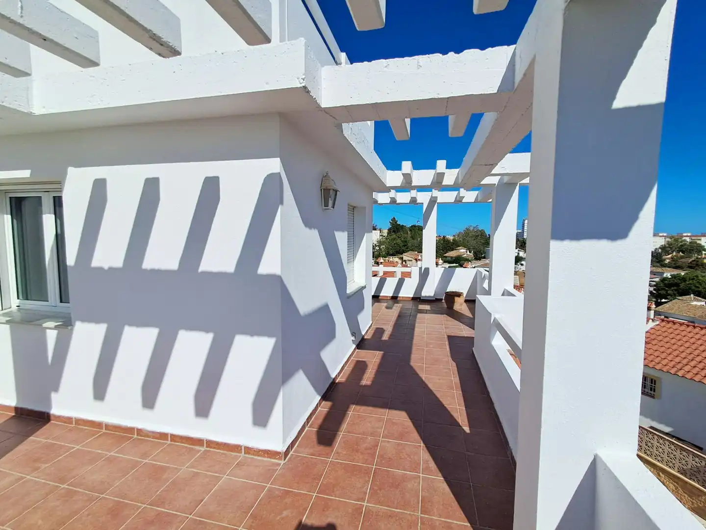Terrassa de Casa adosada en venda en Benalmádena amb Aire condicionat, Calefacció i Jardí privat