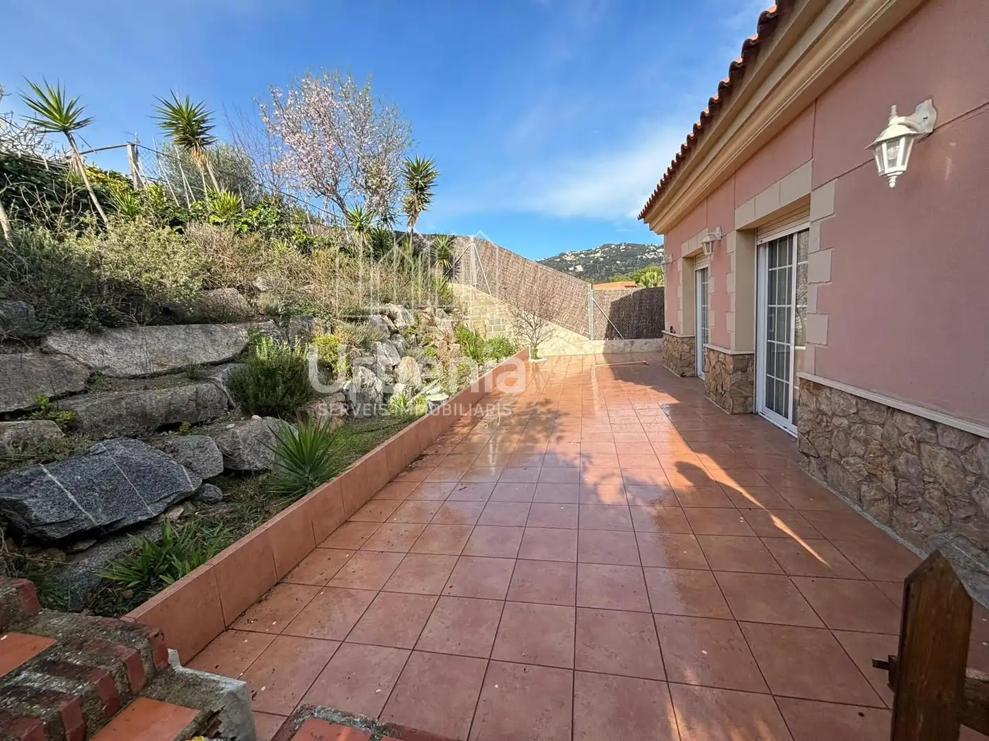 Vista exterior de Casa o xalet en venda en Calella amb Calefacció i Piscina