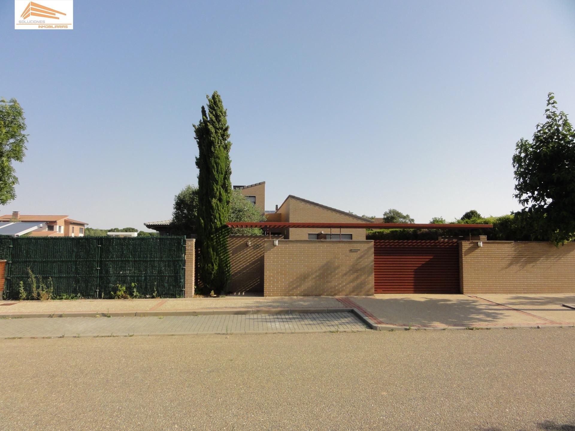 Vista exterior de Casa o xalet en venda en Laguna de Duero amb Calefacció, Jardí privat i Terrassa