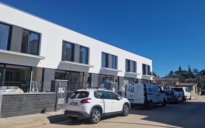 Vista exterior de Casa adosada en venda en Llinars del Vallès amb Aire condicionat, Terrassa i Balcó