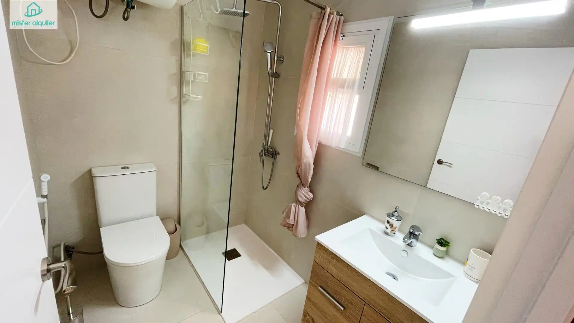 Baño de Apartamento de alquiler en Benidorm con Aire acondicionado, Calefacción y Amueblado
