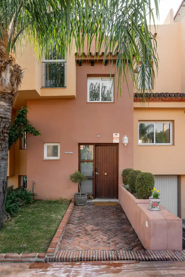 Vista exterior de Casa adosada en venta en Marbella con Aire acondicionado, Jardín privado y Terraza