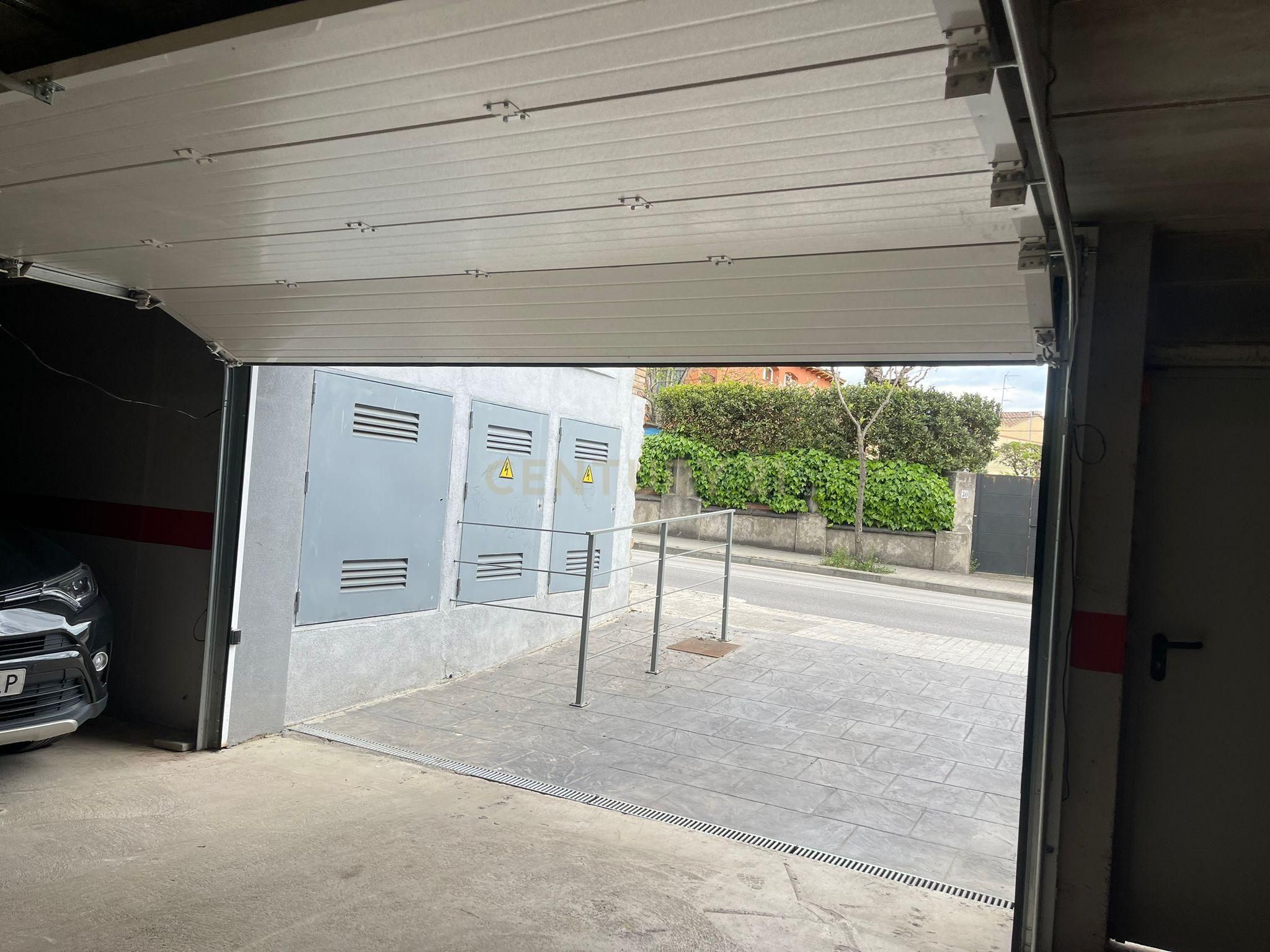 Aparcament de Local en venda en Parets del Vallès