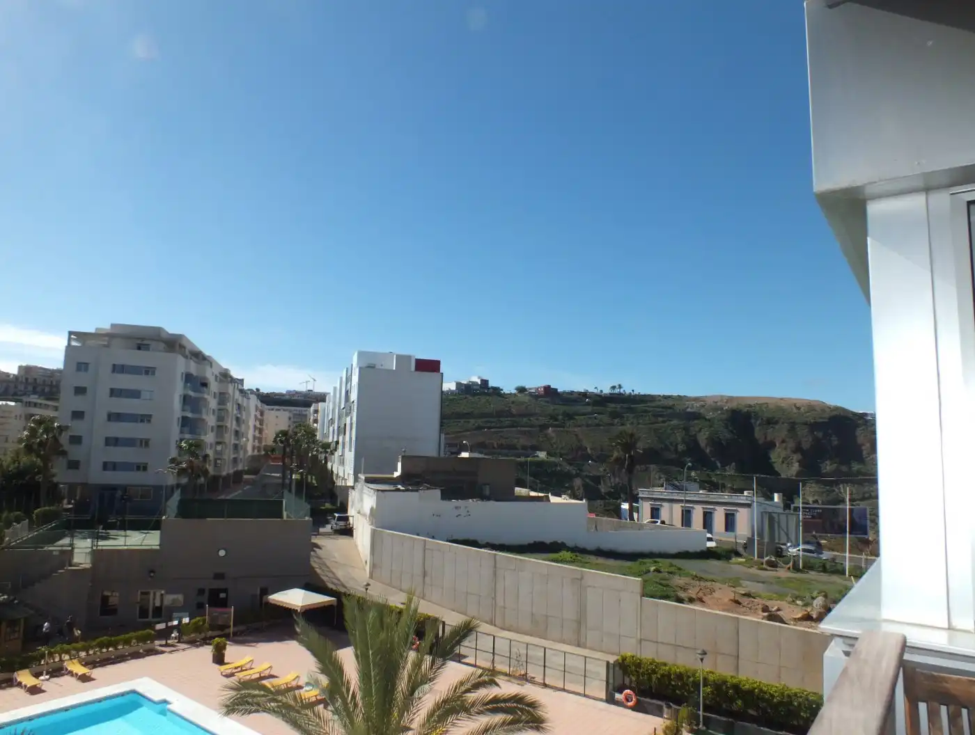 Außenansicht von Wohnung zum Verkauf in Las Palmas de Gran Canaria mit Privatgarten, Terrasse und Möbliert