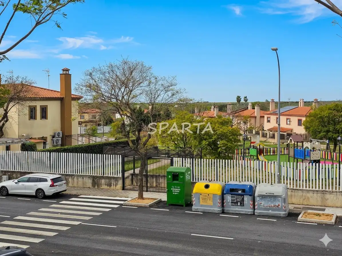 Vista exterior de Casa adosada en venda en Espartinas amb Balcó