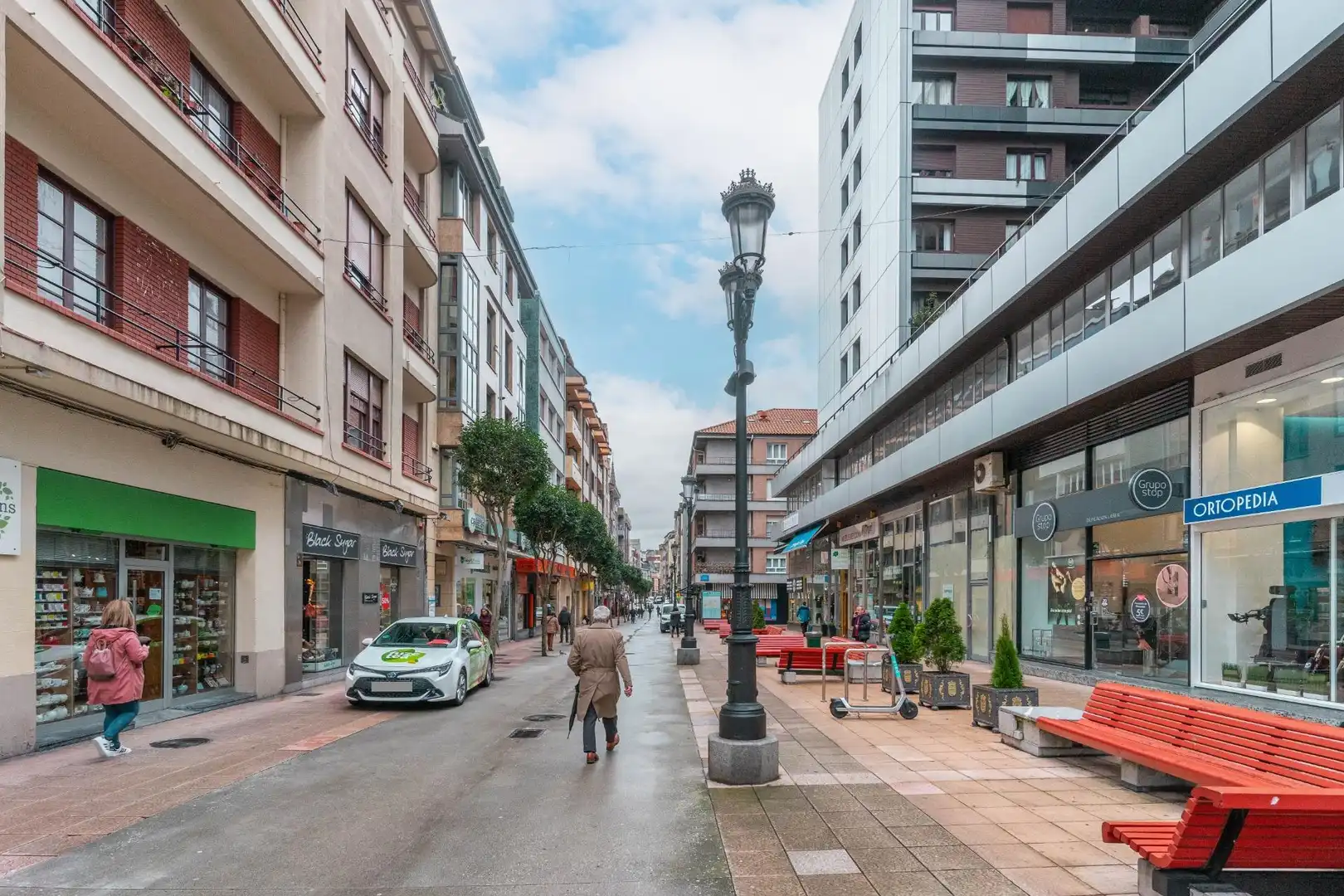 Vista exterior de Pis en venda en Oviedo  amb Parquet, Moblat i Jacuzzi
