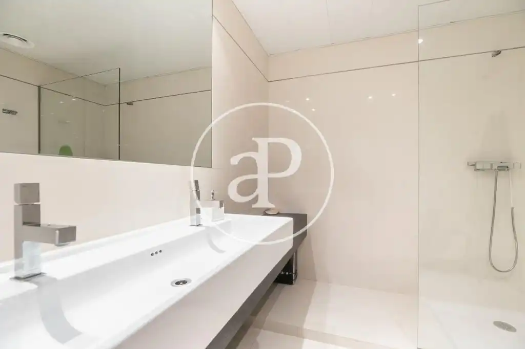 Baño de Ático en venta en Barcelona con Aire acondicionado, Calefacción y Terraza